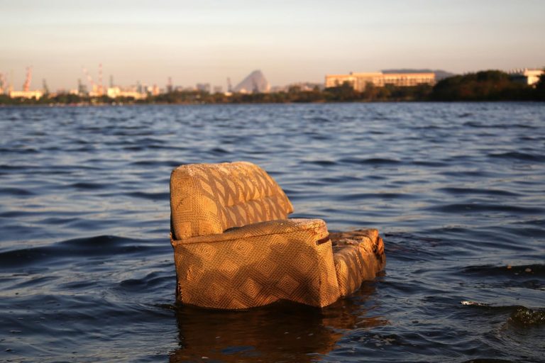 Sofá abandonado na Baía de Guanabara. O Brasil não consegue reciclar nem 3% do lixo produzido. Foto Custódio Coimbra