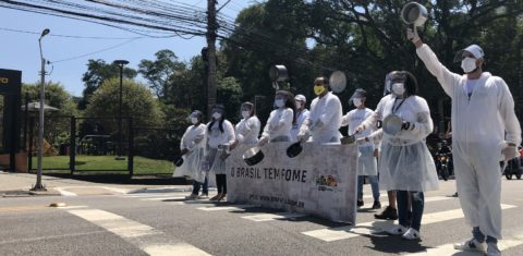 Moradores da favela de Paraisópolis se reúnem na Avenida Giovanni Gronchi, na zona sul de São Paulo, segurando panelas e faixas em protesto contra falta de comida. Foto Victória Bechara