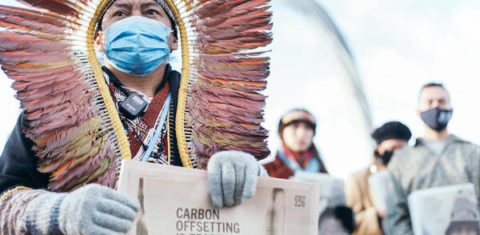 Povos indígenas protestam na COP26 contra compensação de carbono. (Foto: Bianca Csenki)