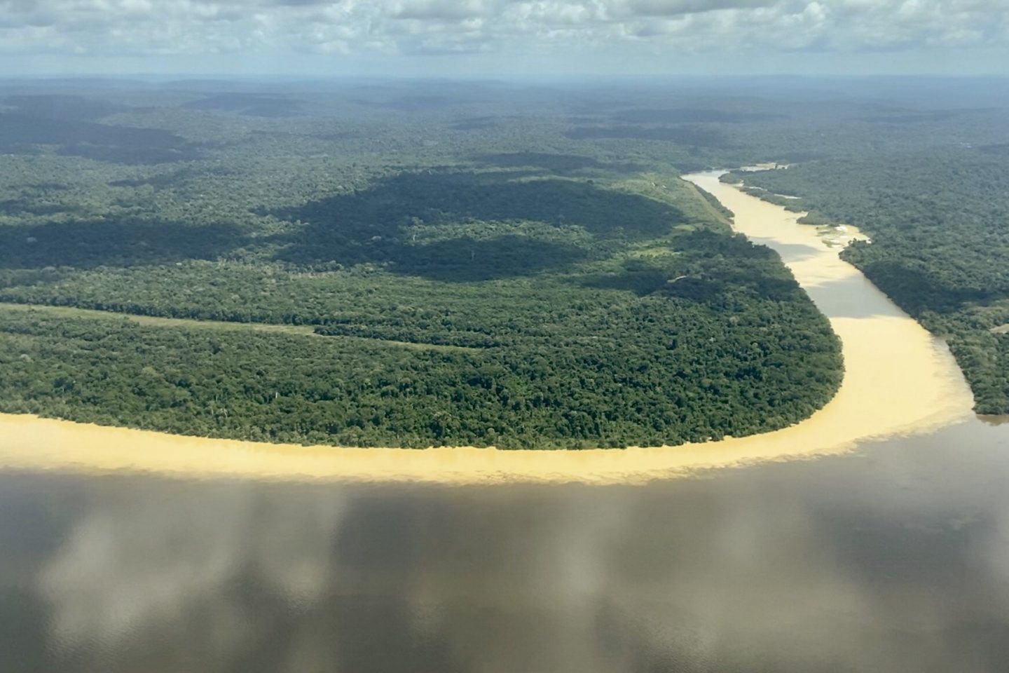 Visão aérea do Rio Tapajós em Alter do Chão: explosão do garimpo no médio curso do rio é muito provavelmente a causa da mudança da cor da água, de acordo com análise do MapBiomas (Foto: Observatório do Clima)