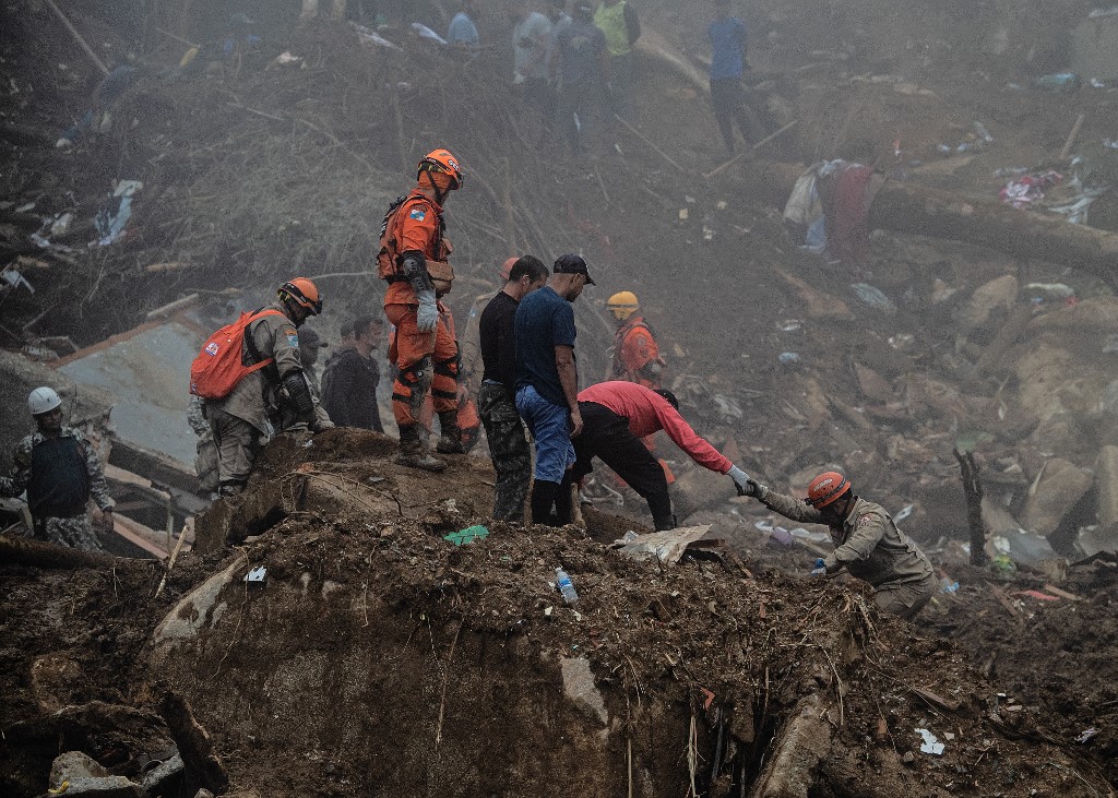 Bombeiros trabalham em operação de resgate em Petrópolis: centro da cidade, atingido pela tempestade, tem 15 mil pessoas morando em áreas de risco (Foto: Carl de Souza / AFP)