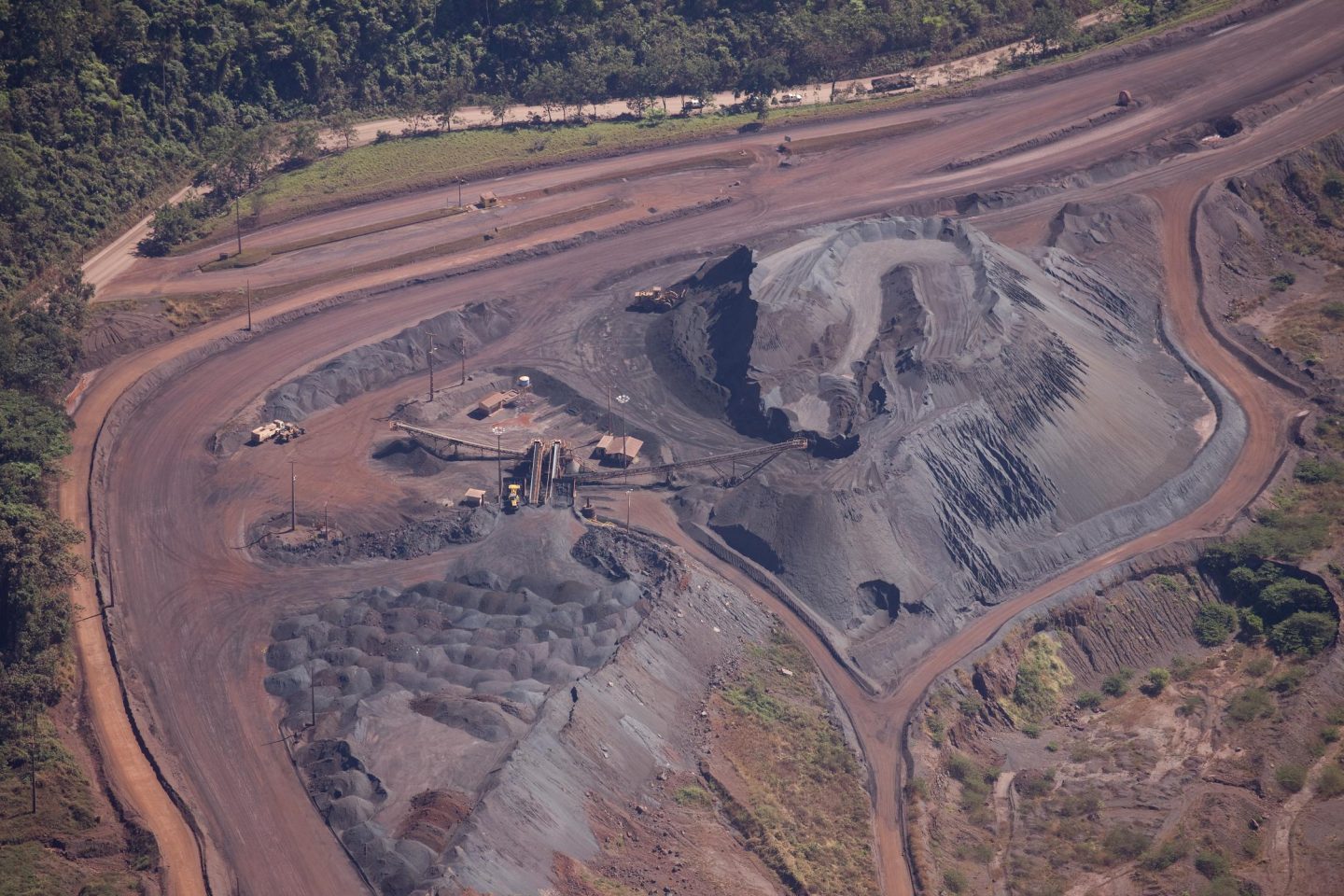 Mina de bauxita no meio da Floresta Amazônica: relatório da Apib e da Amazon Watch denunciam nove mineradoras por ameaças a terras indígenas (Foto; Daniel Beltrá / Greenpeace / Amazon Watch)