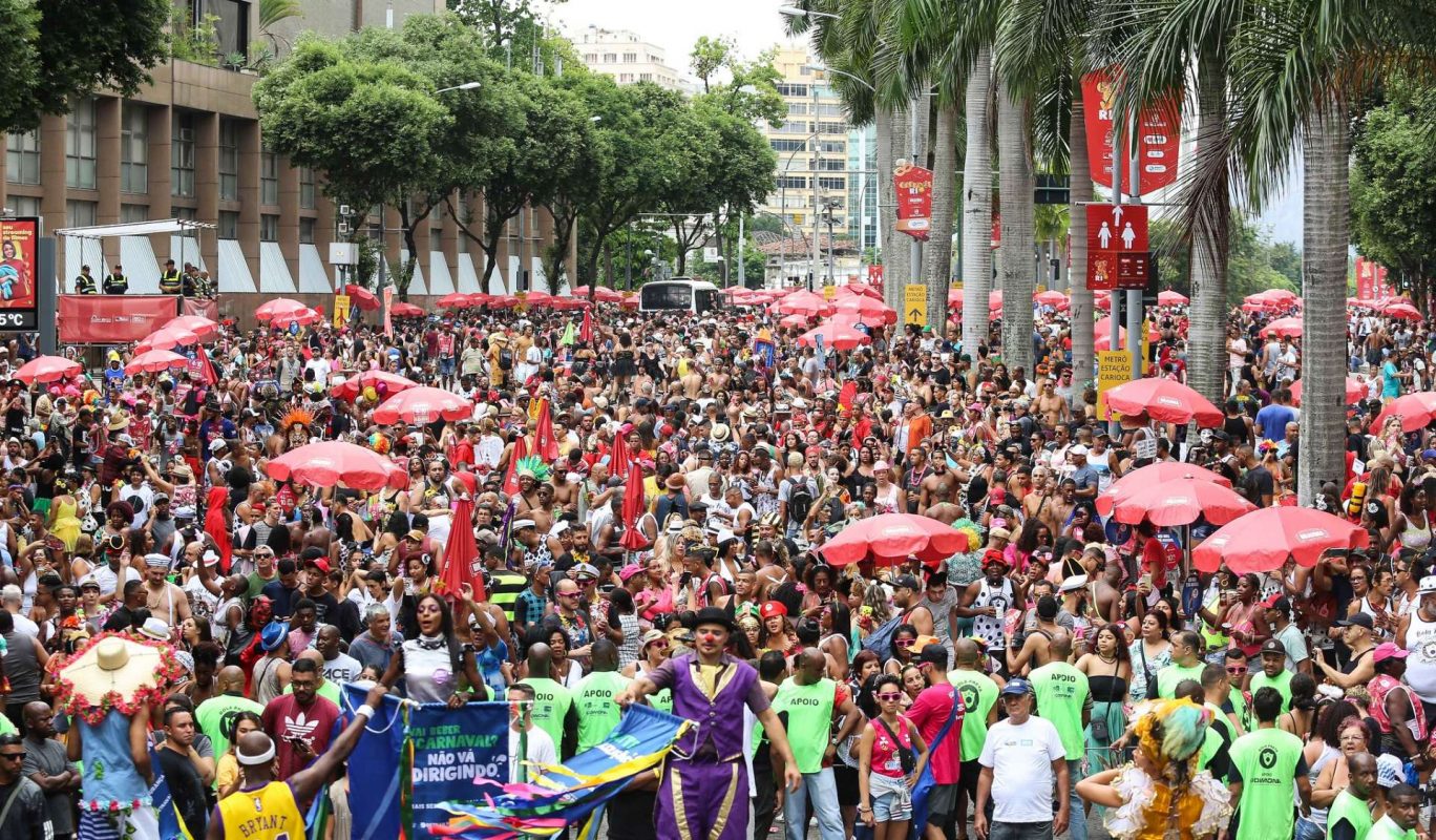 Multidão acompanha o Cordão do Bola Preta em 2020: em entrevista, historiador Luiz Antonio Simas reclama contra diferença de tratamento entre o carnaval público e o privado (Foto: Fernando Maia / Prefeitura do Rio - 22/02/2020)