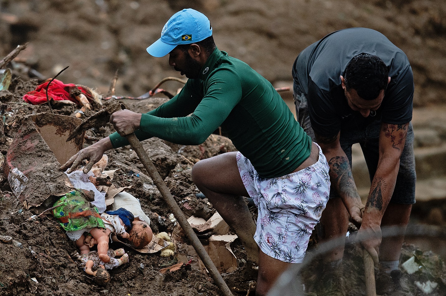 Foto Carl de Souza/AFP Moradores da região tentam ajudar na busca por sobreviventes. Foto Carl de Souza/AFP