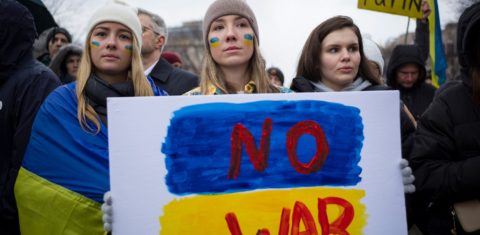 Na Praça Lafayette, em Washington, manifestantes protestam contra a invasão da Rússia na Ucrânia. Foto Mandel Ngan/AFP