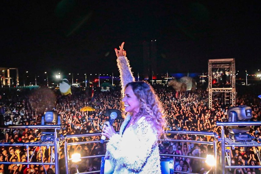Multidão ouve a cantora Daniela Mercury em frente ao Congresso Nacional: pressão contra mineração em terras indígenas e Pacote da Destruição (Foto: Mídia Ninja)