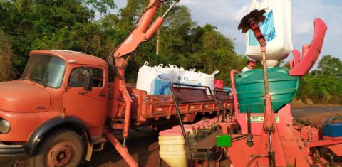 Aplicação de fertilizantes em propriedade rural no Paraná: ataque à Ucrânia agrava crise global e faz subir preço de alimentos (Foto: Evandro Ghellere / Arquivo Pessoal / Diálogo Chino)