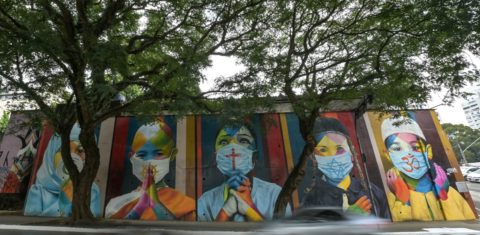 Mural do artista Eduardo Kobra retratando crianças com máscaras em São Paulo: dois anos de pandemia e as dúvidas sobre o futuro da covid-19 (Foto: Nelson Almeida / AFP - 16/02/2022)