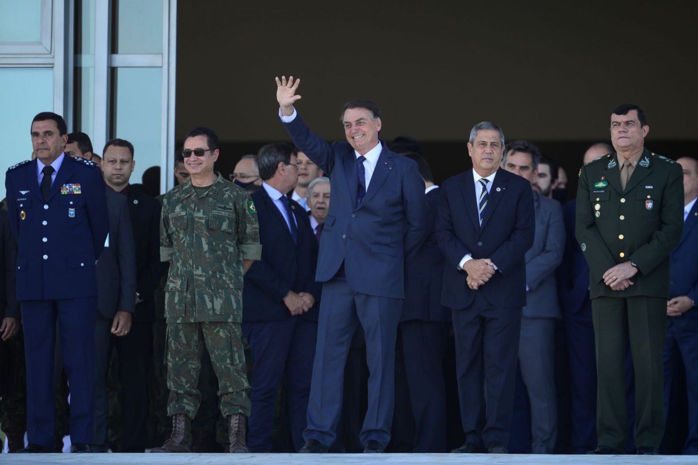 Bolsonaro cercado de militares em desfile de blindados: ex-ministro diz que herança da ditadura precisa ser combatida no ensino militar (Foto: Marcelo Camargo / Agência Brasil - 10/08/2021)