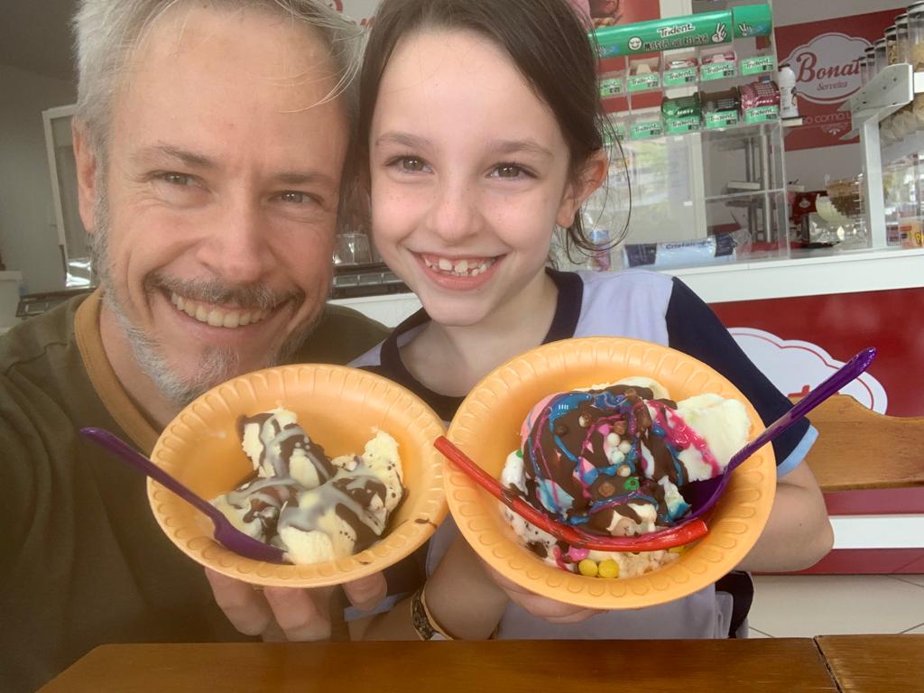O engenheiro de software Tony Westerich, da Crawly, com a filha pequena: mais tempo para a família. Foto acervo pessoal