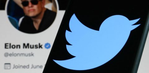 Logo do Twitter e o perfil de Elon Musk na rede social em telas de celulares: oferta para compra destaca papel da plataforma e ameaça às suas características únicas (Foto: Jakub Porzycki / NurPhoto / AFP)