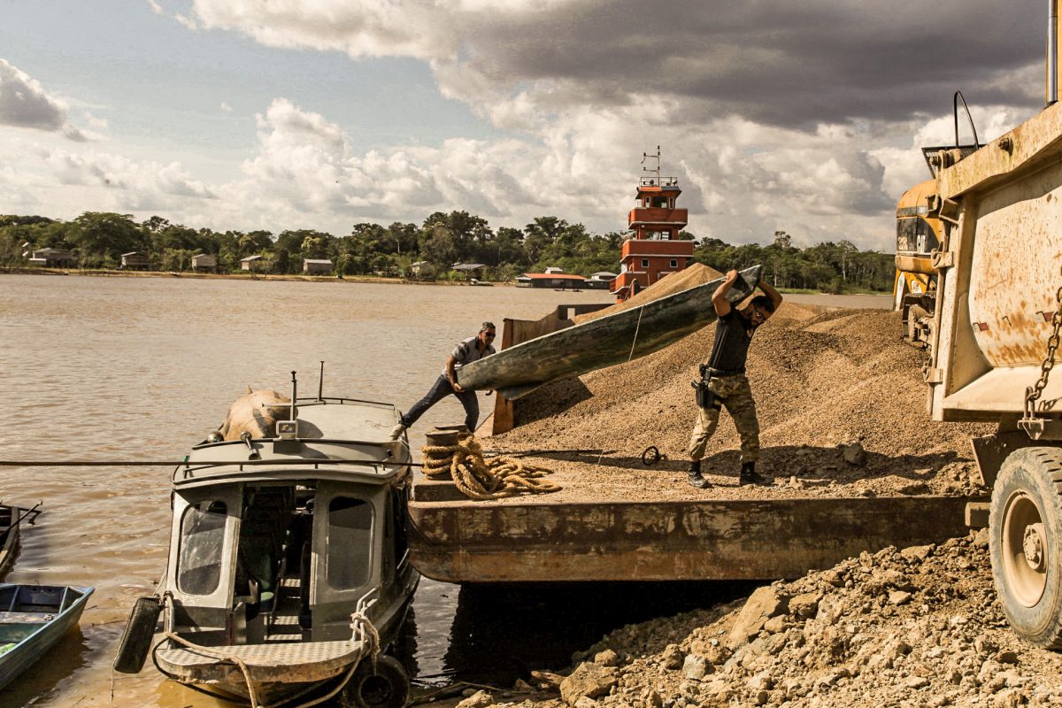 Policiais federais recolhem o barco usado por Bruno Pereira e pelo jornalista britânico Dom Phillips, no vale do Javari (AM). Foto Pedro Prado/Abraji