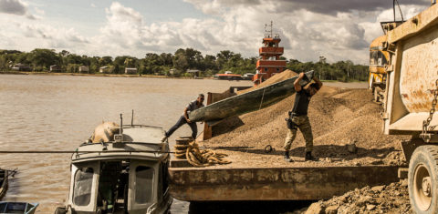 Policiais federais recolhem o barco usado por Bruno Pereira e pelo jornalista britânico Dom Phillips, no vale do Javari (AM). Foto Pedro Prado/Abraji