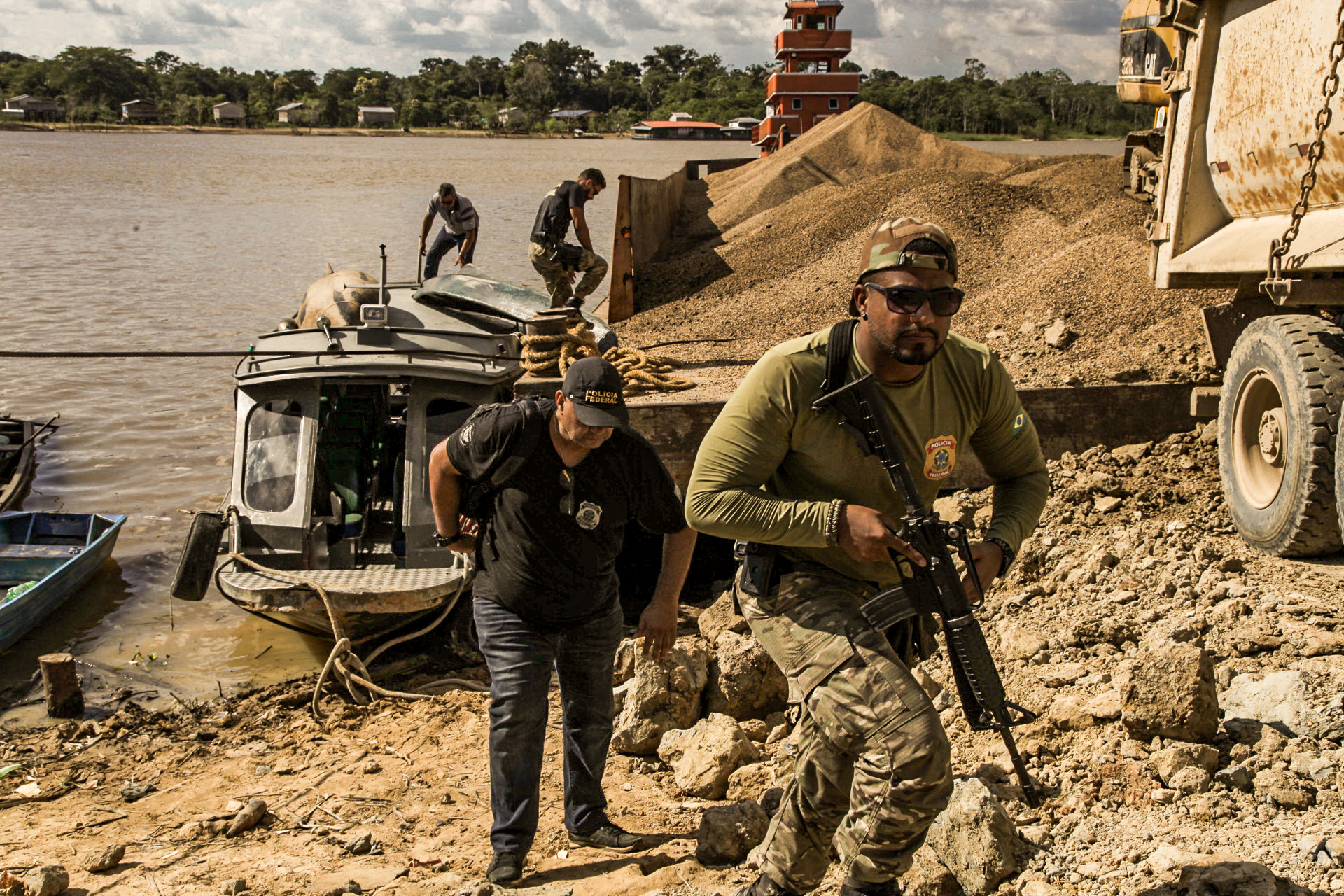 Operação policial na região de Atalaia do Norte para obter pistas dos assassinatos. Foto Pedro Prado/Abraji