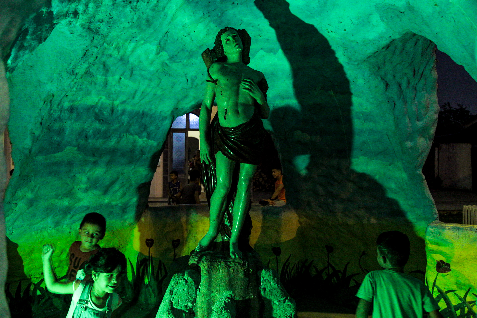 Crianças brincam em torno de imagem de São Sebastião, santo martirizado e padroeiro de Atalaia do Norte. Foto Pedro Prado/Abraji