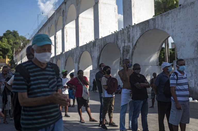 Fila de sem teto para receber quentinhas na Lapa, Rio de Janeiro, no auge da pandemia: estudo da Rede Penssan mostra desigualdades na insegurança alimentar de um estado para outro (Foto: Mauro Pimentel / AFP - 05/05/2021)