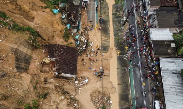 Deslizamento de encostas sobre casas em Recife durante temporal no fim de maio: debate no Fórum do Desenvolvimento Sustentável das Cidades discute adaptação à crise climática (Foto: Diego Nigro / Prefeitura do Recife - 29/05/2022)