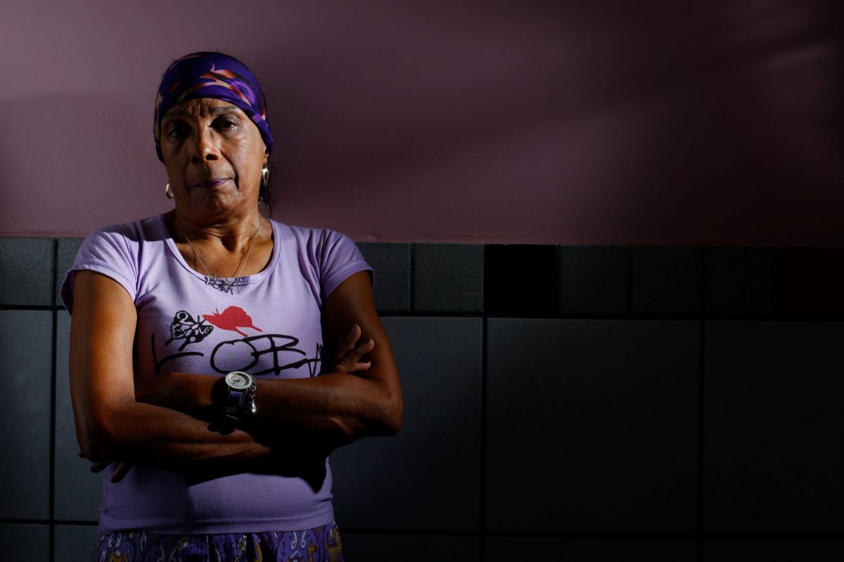 Fundadora da Associação Lúpicos Organizados da Bahia (Loba), Jacira Santana testemunha discriminação e desinformação: mulheres negras e da periferia são 85% dos atendimentos da instituição (Foto: Rafael Martins)