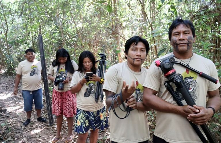 Jovens indígenas durante as aulas no início da gravação da websérie: empoderamento narrativo. Foto divulgação/Instituto Raoni