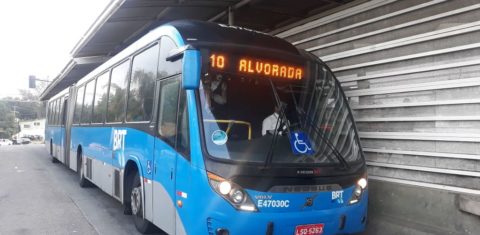 Ônibus do sistema BRT no Terminal Alvorada: relatório aponta necessidade de Autoridade Metropolitana para coordenar transporte no Grande Rio (Foto: Prefeitura do Rio)