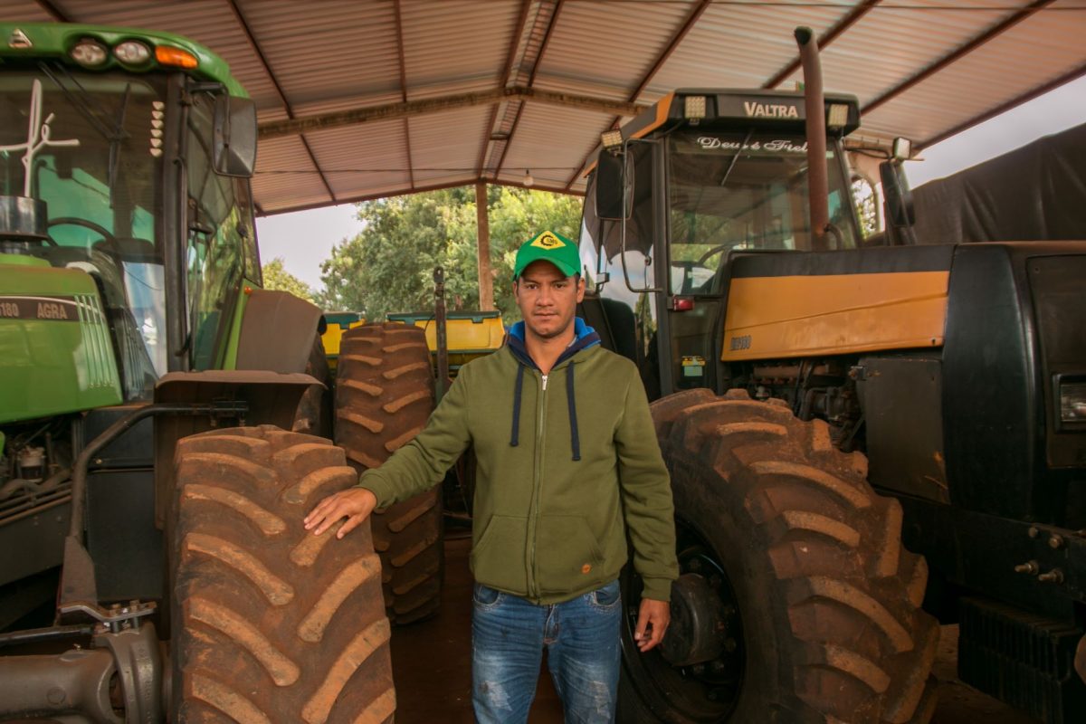 O agricultor terena Sidney Freitas com seus tratores para a monocultura: 'Se quem trouxe as primeiras sementes de soja para as aldeias foi a própria Funai, como é que vai proibir agora depois que deslanchou?' (Foto: Siguimar Gonçalves)