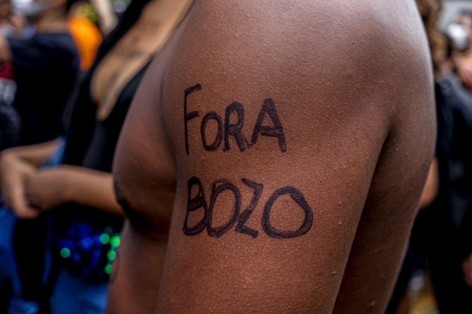 Jovem protesta em São Paulo contra o racismo e a violência sofrida pela população negra no Brasil. Foto Suamy Beydoun/AGIF via AFP