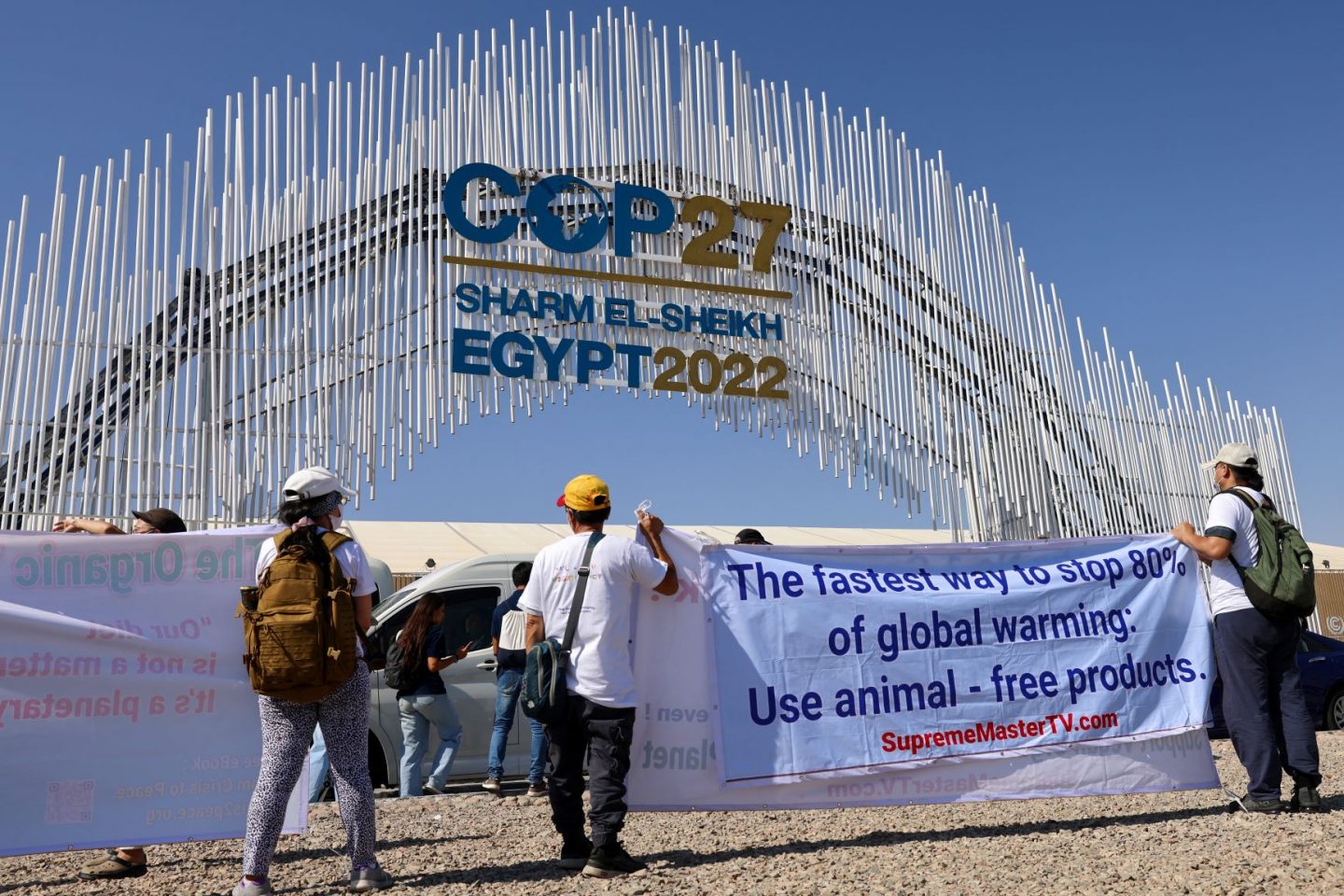 Protesto contra o consumo de carne na entrada do centro de convenções de Sharm el-Scheik, sede da Cop27: Conferência do Clima da ONU começa sob a sombra da guerra e da disputa entre países (Foto: Joseph Eid / AFP)