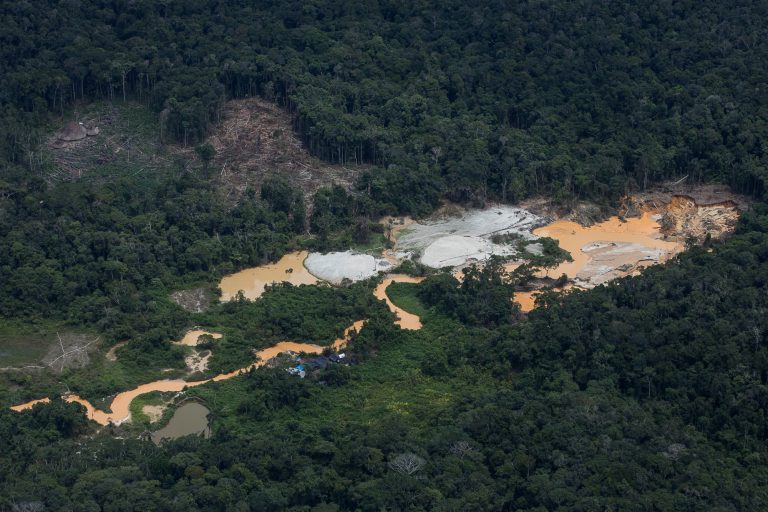 Garimpo próximo a malocas na região do Homoxi na Terra Indigena Yanomami: retirada de 20 mil garimpeiros do território é ação emergencial proposta pelo plano Brasil 2045 (Foto: Bruno Kelly/Amazônia Real - 30/04/2021)