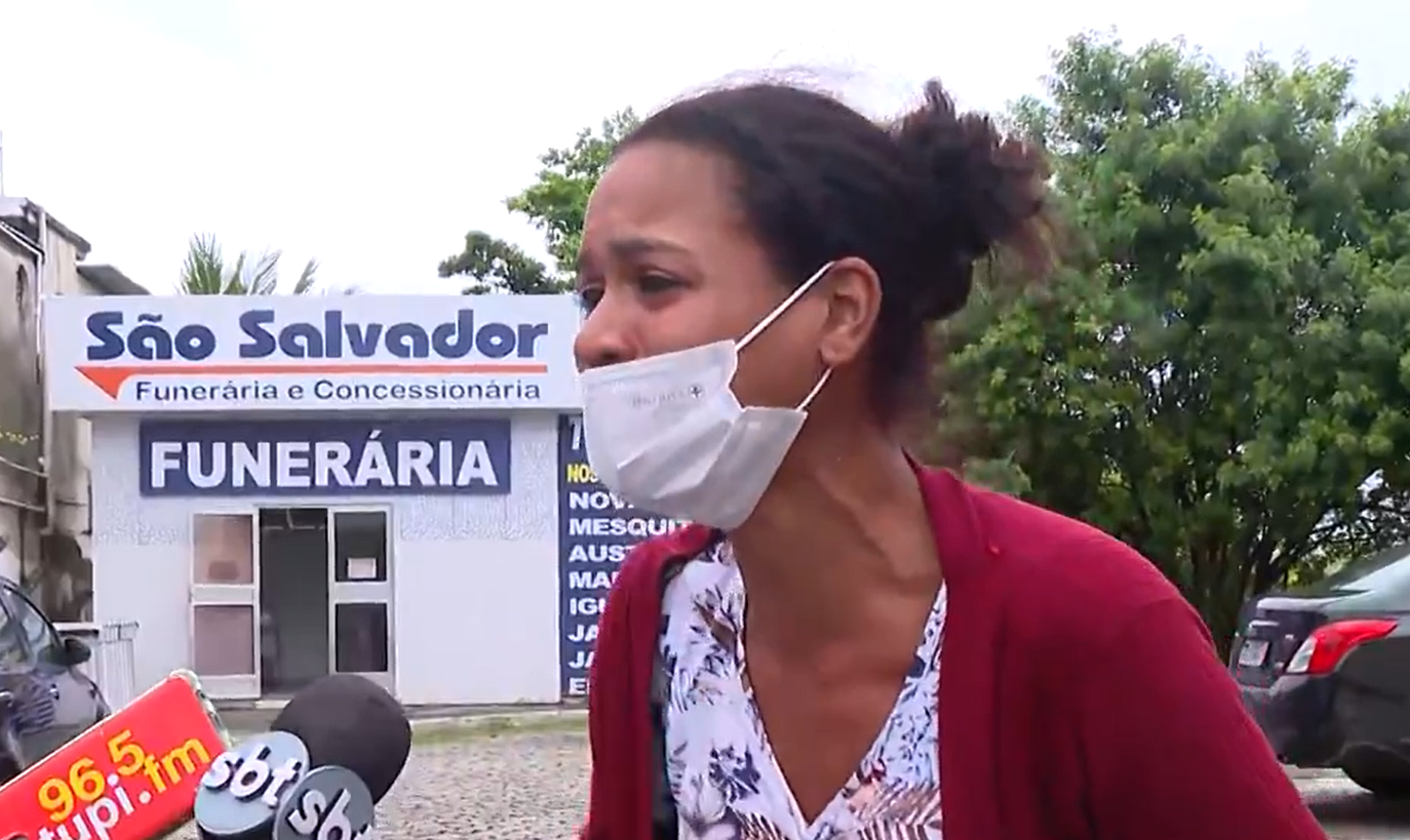 Ana Claudia Santos, mãe de Kevin, se desespera antes do enterro: filho de 5 anos baleado e morto em morro na Baixada Fluminense (Foto: Reprodução/TV Globo)
