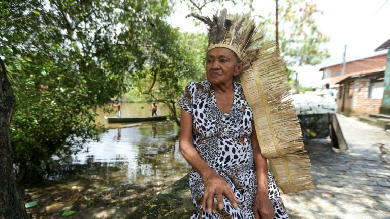 A pajé Raimunda, em Caucaia: rezadeira, curandeira e líder da luta pela demarcação da terra dos Tapeba no Ceará (Foto: Helene Santos / Governo do Ceará)