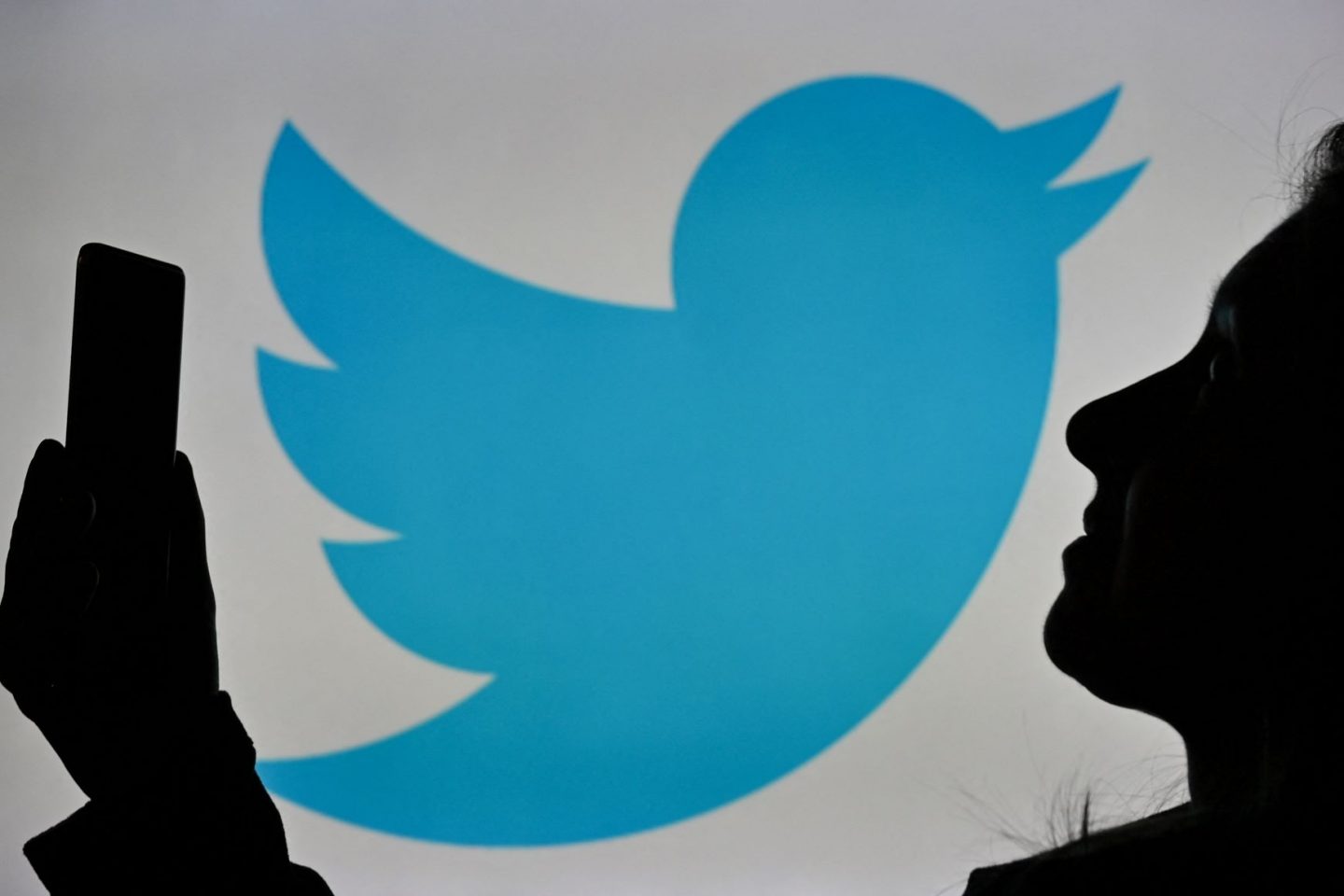 Estudo encomendado pelo próprio Twitter revela amplificação de tweets de fontes politicamente inclinadas à direita (Foto: Artur Widak / NurPhoto/ AFP - 12/01/2022)