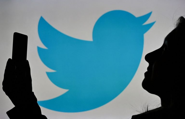 Estudo encomendado pelo próprio Twitter revela amplificação de tweets de fontes politicamente inclinadas à direita (Foto: Artur Widak / NurPhoto/ AFP - 12/01/2022)