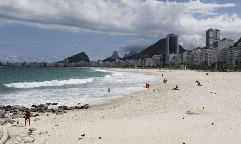 Orla do Leme e Copacabana, no Rio, com construções em terrenos de marinha, pertencentes à União Câmara aprova fim dessas áreas e oposição vê favorecimento à especulação imobiliária (Foto: Fernando Frazão/Agência Brasil)