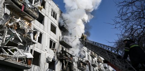 Bombeiros tentam apagar chamas em prédio atingido por míssil russo na cidade de Chuguiv, no leste da Ucrânia: Putin ataca em busca da influência perdida (Foto: Aris Messinis / AFP)