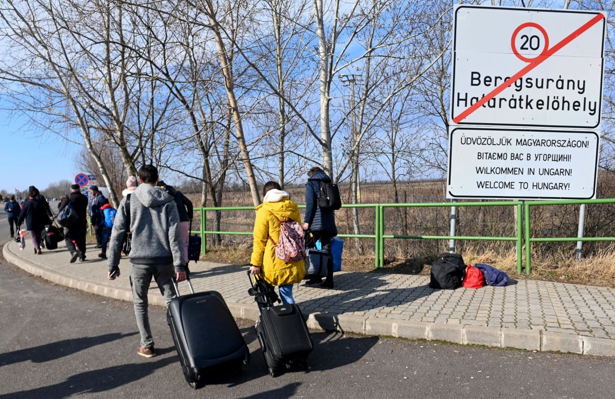 Ucranianos atravessam a pé a fronteira com a Hungria para escapar de ofensiva russa: milhares de refugiados após a invasão (Foto: Atilla Kisbenedeck / AFP)