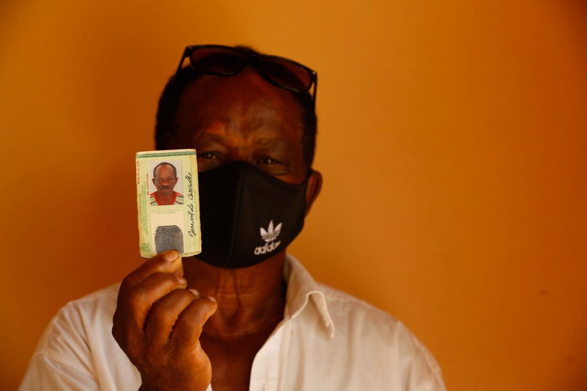 O agricultor Josenildo Carvalho decidiu tomar a primeira dose da vacina em fevereiro deste ano, mas buscou imunizantes para os outros moradores Quilombo Casinhas, na Bahia, em 2021 (Foto: Rafael Martins)