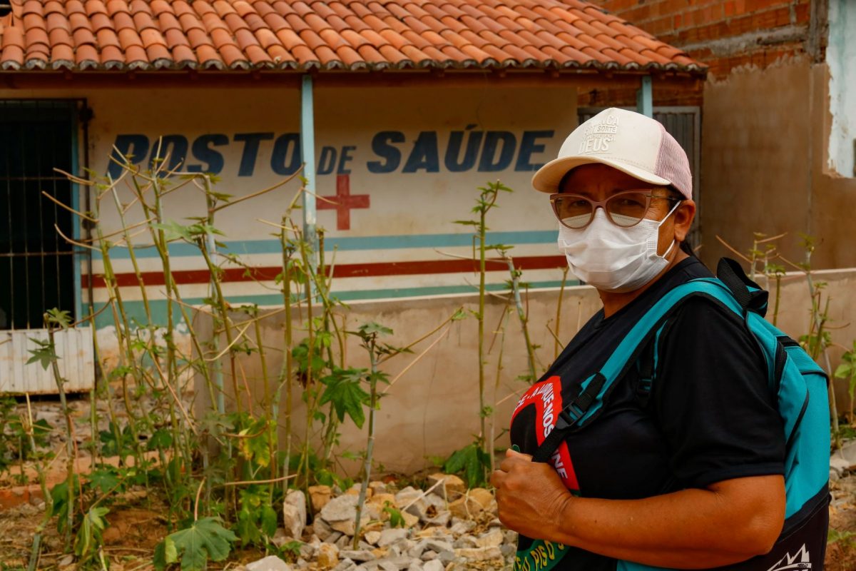 Agente comunitária de saúde Antônia Nolasco, que atua atendendo quilombolas em Jeremoabo: à espera da dose de de reforço um ano após decisão do STF (Foto: Rafael Martins)