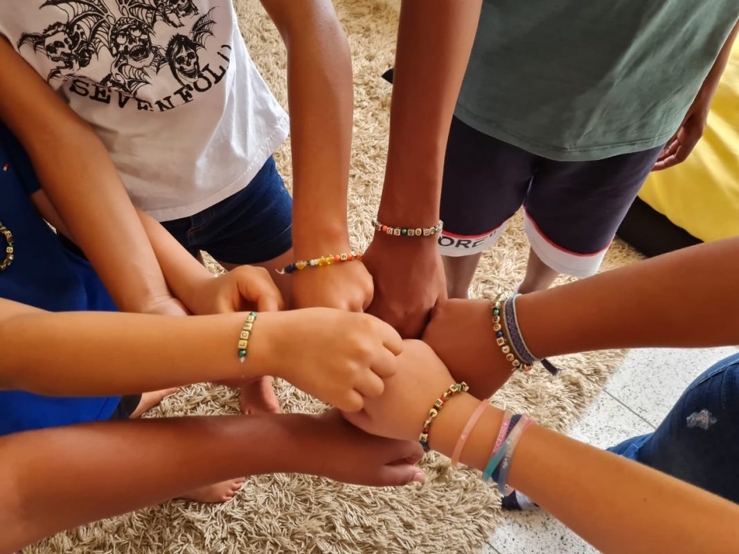 Meninos e meninas em situação de adoção durante oficina do Aconchego: sem preconceito na busca de uma nova família (Foto: Aconchego/Divulgação)
