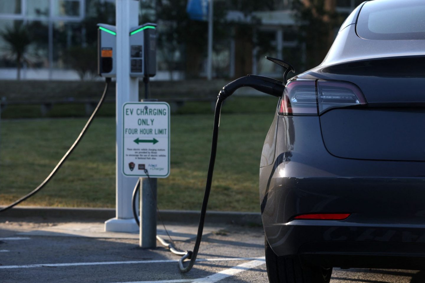 Carro elétrico sendo recarregado em San Francisco, Califórnia: eletrificação da frota é desafio para EUA (Foto: Justin Sullivan / AFP - 09/03/2022)