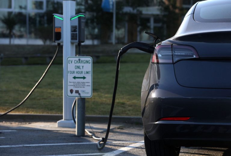 Carro elétrico sendo recarregado em San Francisco, Califórnia: eletrificação da frota é desafio para EUA (Foto: Justin Sullivan / AFP - 09/03/2022)