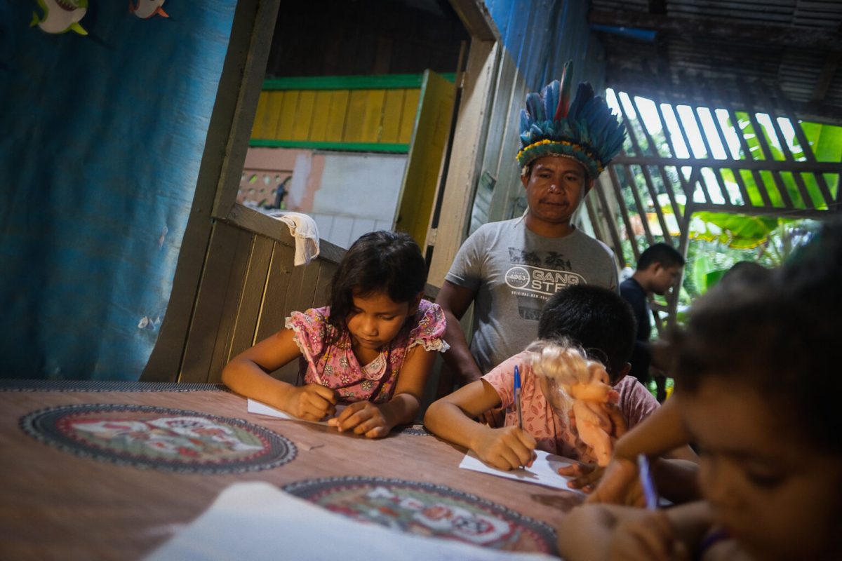 O professor Sérgio Campos, do povo Tukano, único educador da Aldeia Beija-Flor: aulas em salas improvisadas depois de fechamento de escola (Foto: Alberto Cesar Araújo)