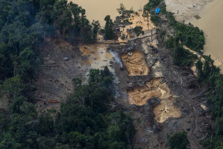 Grande área de garimpo na região do rio Uraricoera na Terra Indigena Yanomami ( Foto: Bruno Kelly/Amazôia Real - 30/04/2021)