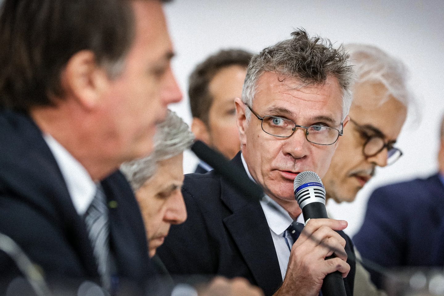 O jornalista Dom Phillps com o microfone, em entrevista do presidente Jair Bolsonaro, com correspondentes estrangeiros: Polícia Federal e Marinha demoram mas entram na busca a repórter e indigenistas desaparecidos na Amazônia (Foto: Foto: Marcos Corrêa/PR - 19/07/2019)