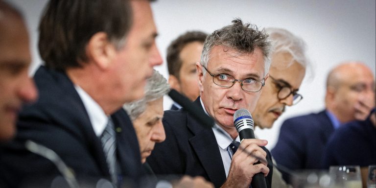 O jornalista Dom Phillps com o microfone, em entrevista do presidente Jair Bolsonaro, com correspondentes estrangeiros: Polícia Federal e Marinha demoram mas entram na busca a repórter e indigenistas desaparecidos na Amazônia (Foto: Foto: Marcos Corrêa/PR - 19/07/2019)