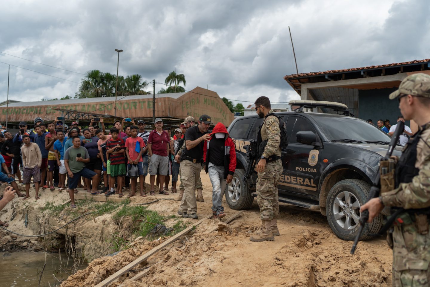 Policiais levam preso para mostrar local do assassinato de indigenista e jornalista: indígenas apontam envolvimento de quadrilha (Foto: Avener Prado/Agência Pública)