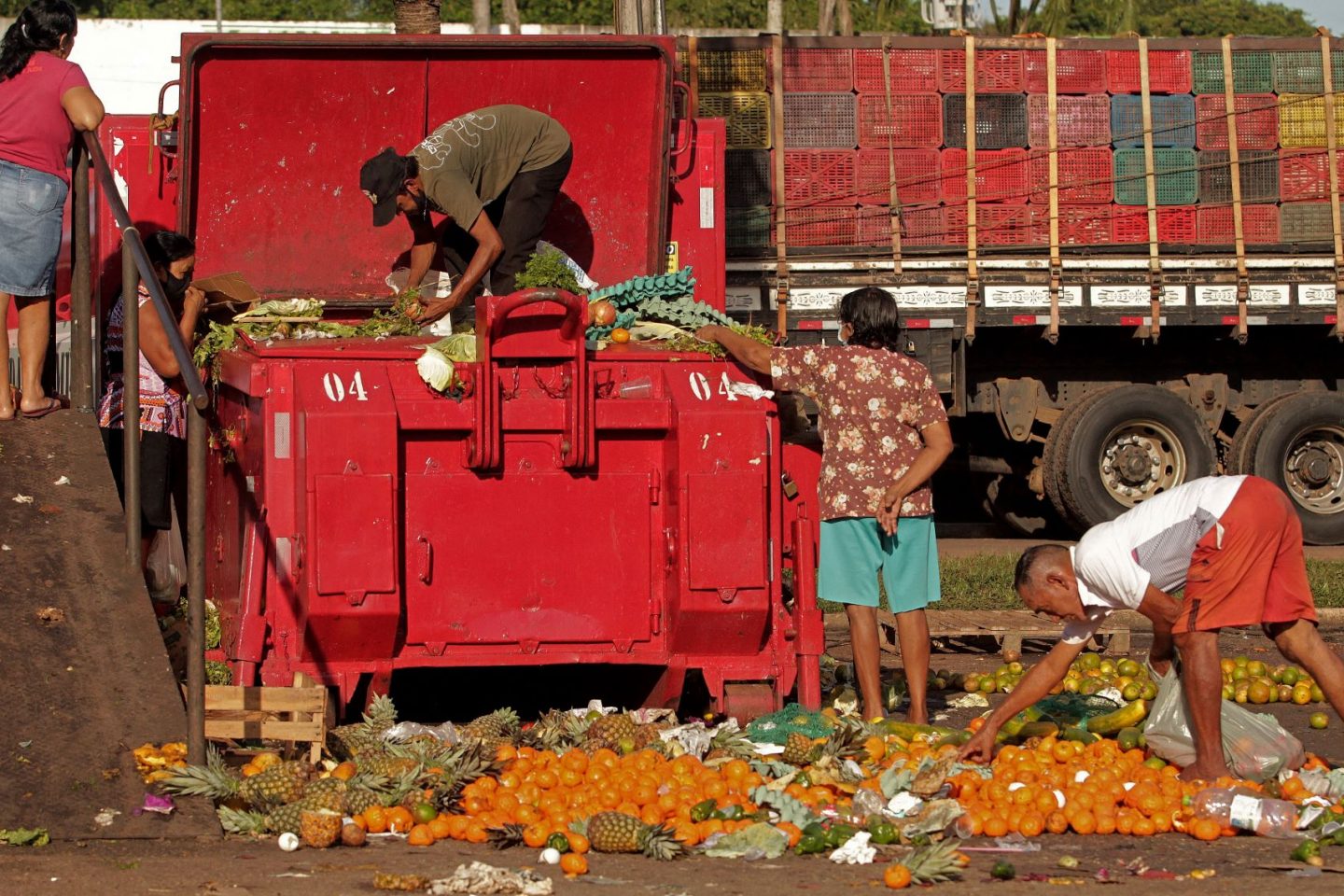 Moradores de Belém buscam no lixo sobras de comida após feira livre: fome faz parte dos retrocessos do Brasil para o desenvolvimento sustentável (Foto: Raimundo Pacco / AFP - 04/11/21)