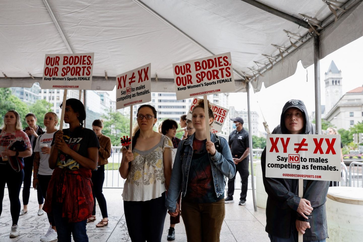 Atletas e ex-atletas fazem manifestação contra a participação de mulheres trans no esporte feminino:, alvos de federações esportivas internacionais e governos estaduais nos EUA (Foto: Anna Moneymaker / Getty Images / AFP -23/06/2022)