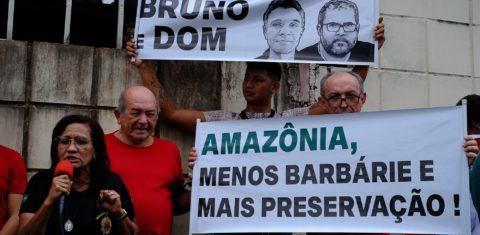 Manifestação em frente a sede da Funai em Manaus após a o assassinato de Bruno Pereira e Dom Phillips: pesquisa mostra que, para 65%, governo não age contra o crime na Amazônia (Foto: Alberto César Araújo/Amazônia Real)
