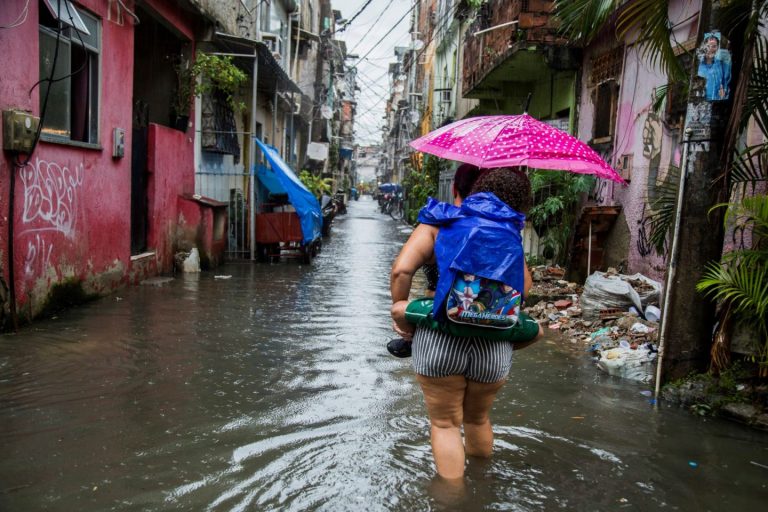 Enchente na Maré, Zona Norte do Rio, agravada por falta de saneamento e de coleta de lixo: concessão a empresas privadas impõe novos desafios ao Poder Público (Foto: Elisângela Leite / Casa Fluminense - 30/10/2020)