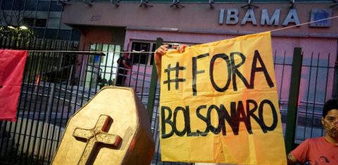 Protesto contra Bolsonaro em frente ao Ibama: 51% avalia como ruim ou péssima a atuação do governo na proteção da Amazônia (Foto: Nelson Almeida / AFP - 25/09/2020)